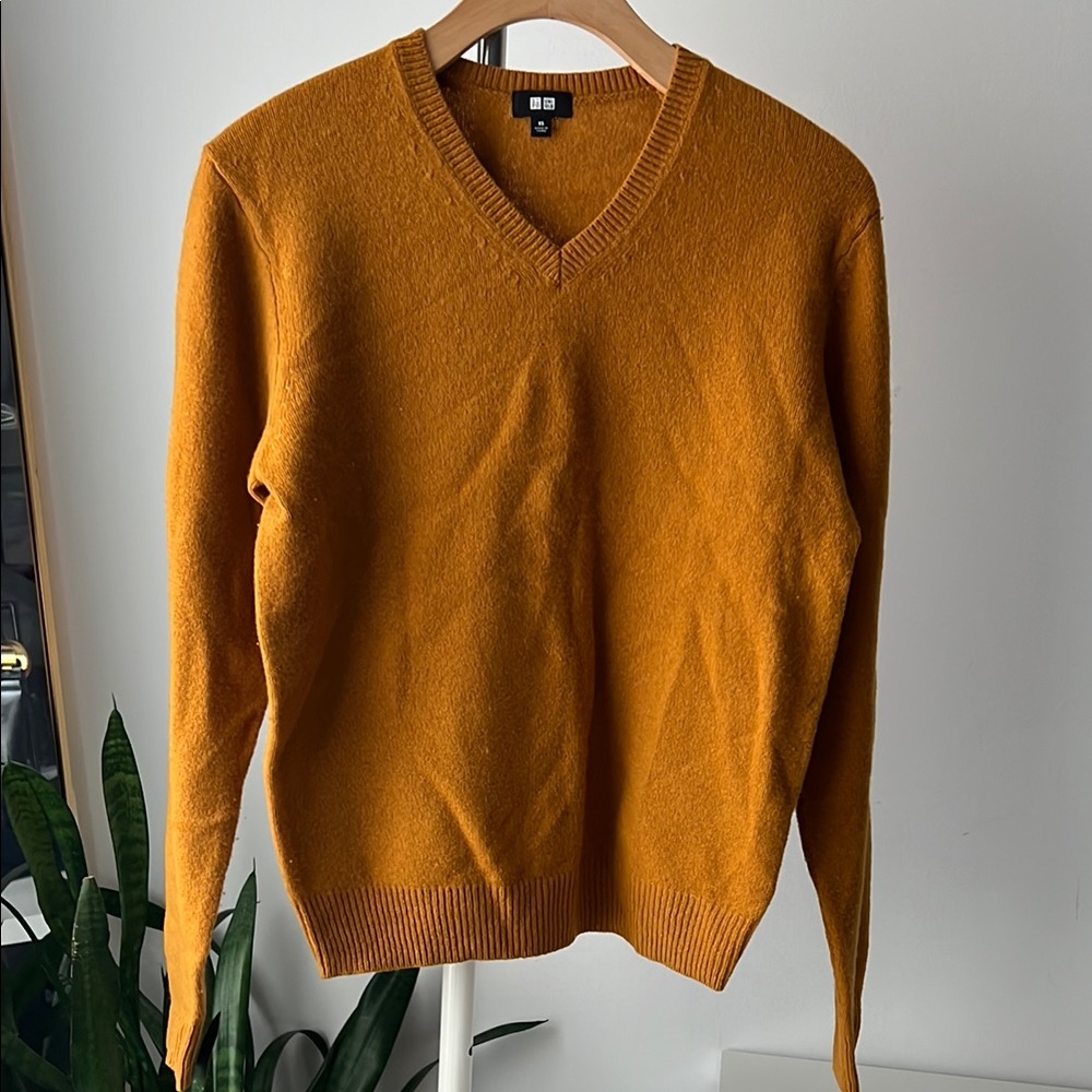 Uniqlo 100% wool Orange V-Neck Sweater with Ribbed Detailing XS